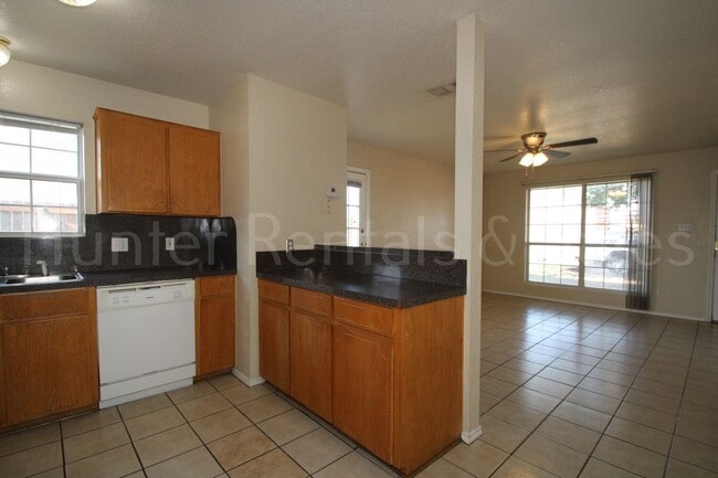 Building Photo - Three Bedroom Beauty!