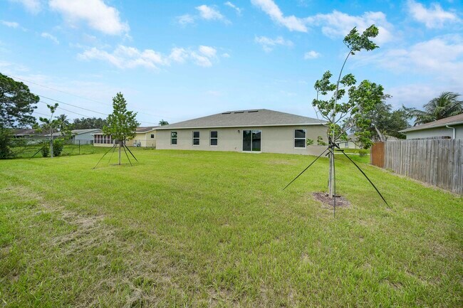 Building Photo - 438 SW Meadow Terrace