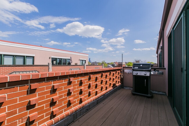 Building Photo - 2005 N Hoyne Ave