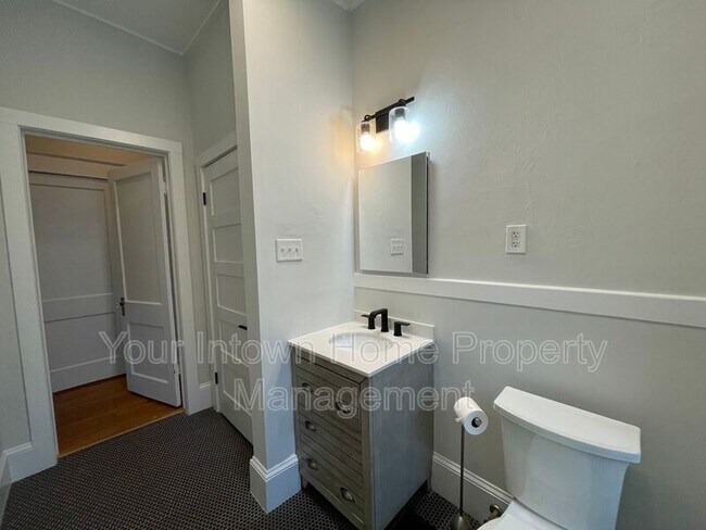 Building Photo - 301 Elmira Pl NE