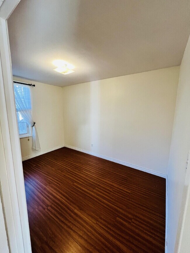 Building Photo - $3,300 - 2 Bed / 1 Bath House in Crest - Ready for Move in!