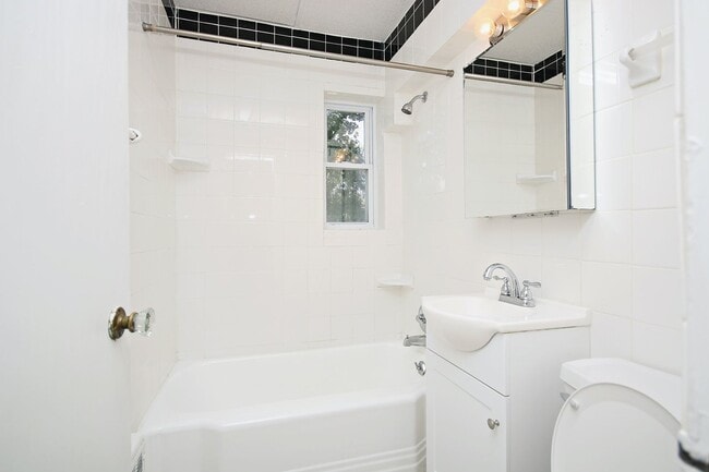 Building Photo - Top Floor UVA Apartment With Ting Internet