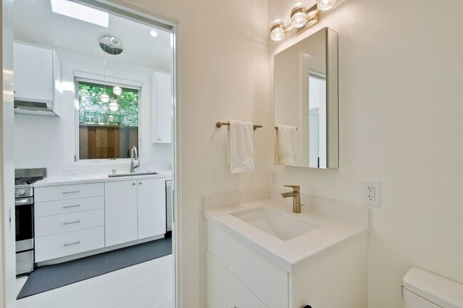 Building Photo - Beautiful 1 Bed 1 Bath Cottage in Highly D...