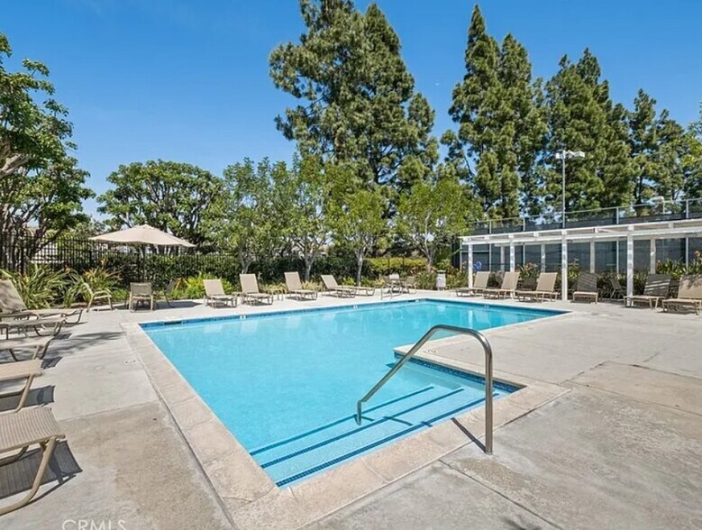 Building Photo - 5 Bridle Ln