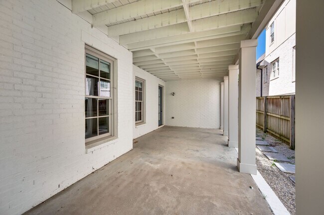 Building Photo - 1735 Hillmont Dr