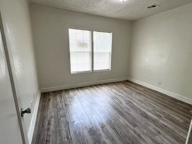 Building Photo - Huge 2 bed 1 bath
