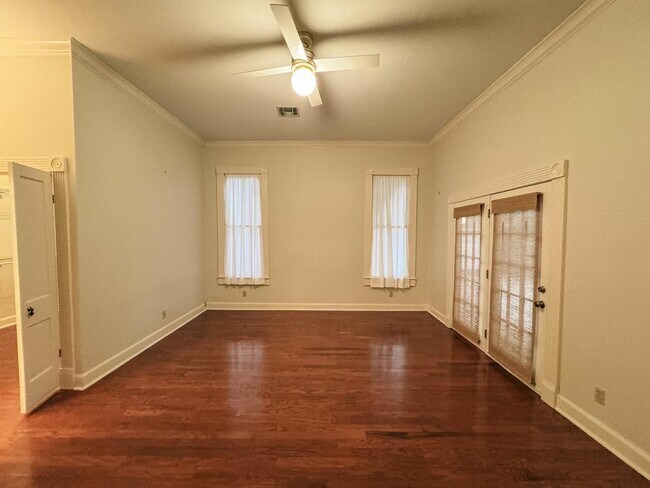 Building Photo - 305 W Brazos St