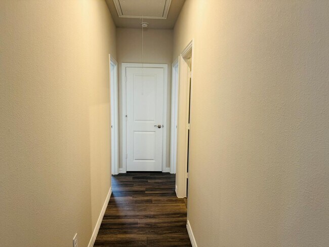 Building Photo - 801 Easthill Dr