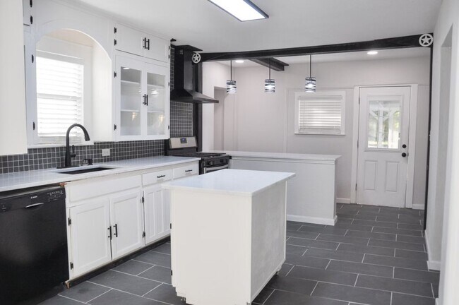 Building Photo - 114 Yates St