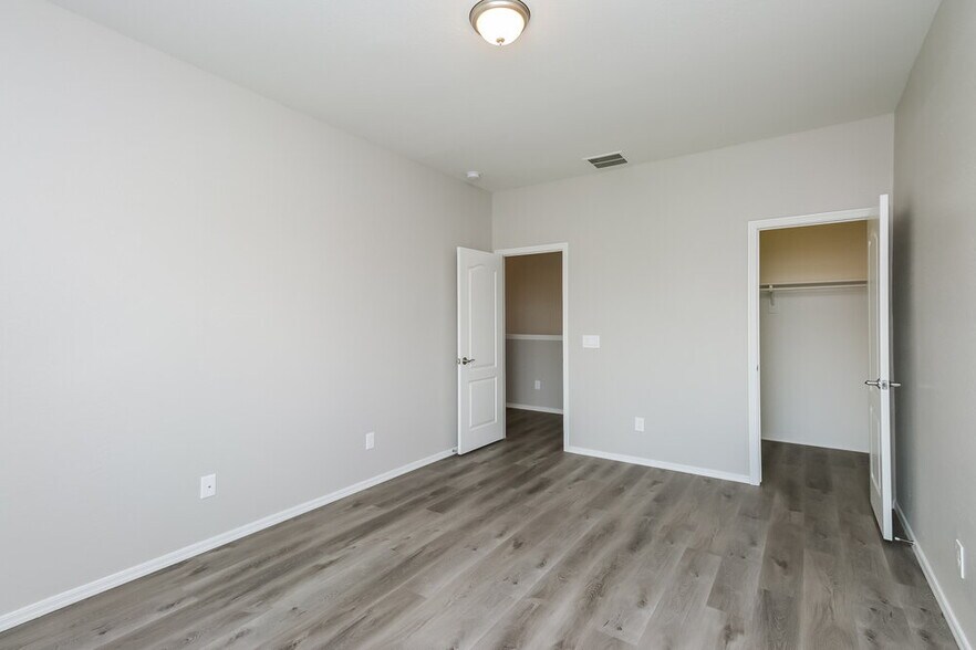 Building Photo - 153 E Dry Creek Rd