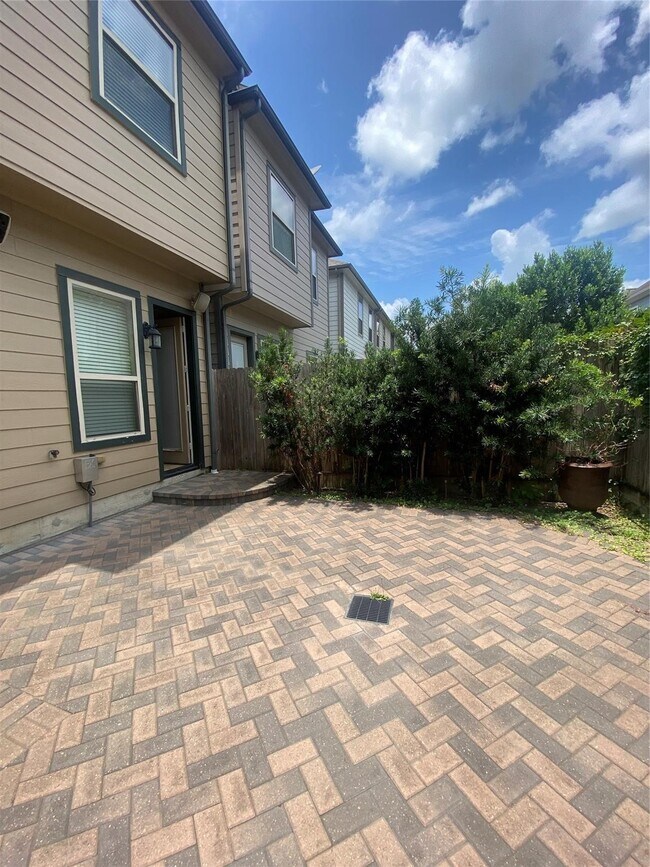 Building Photo - 1306 Dian St