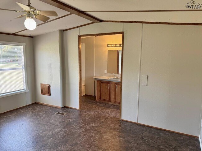 Building Photo - 314 W 6th St