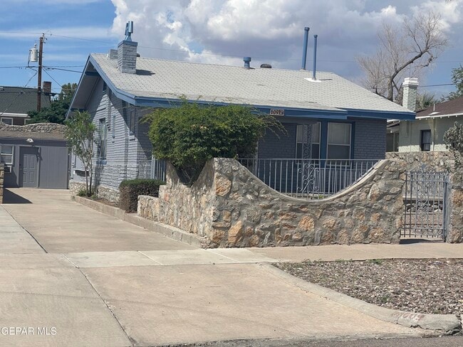 Building Photo - 609 E Robinson Ave