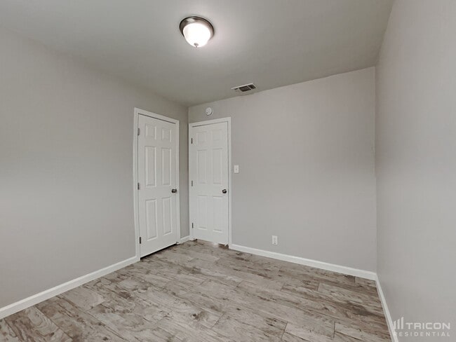 Building Photo - 6574 Golf View Dr