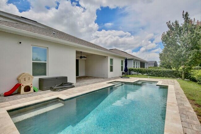 Building Photo - Elegant 5-Bedroom Pool Home for Rent in Sa...