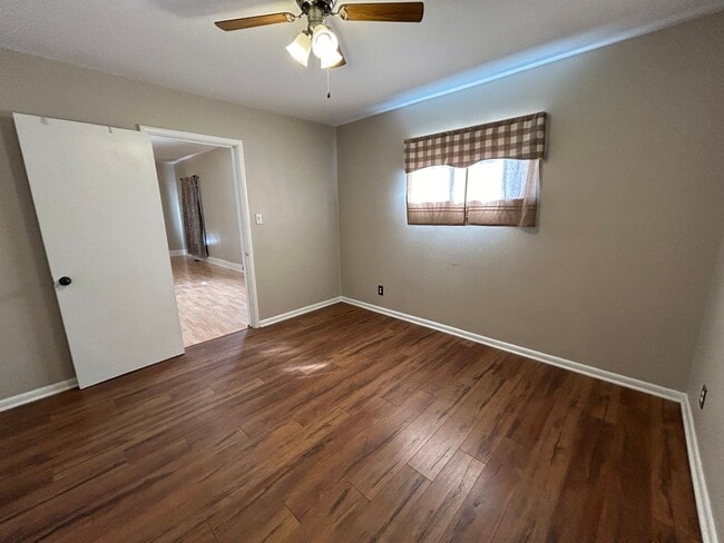 Building Photo - 3 Bedroom 1 Bath Large House with Garage & Many Amenities