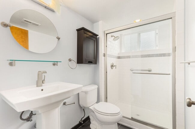 Building Photo - Spacious Education Hill Beauty