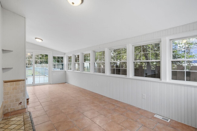 Building Photo - 20 Lake Ave