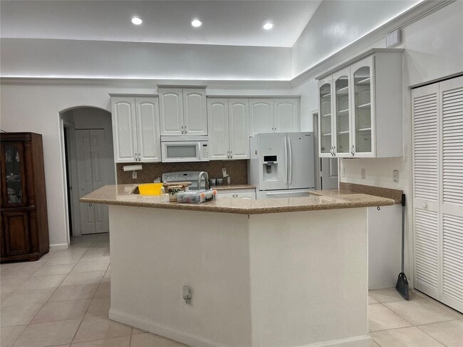Building Photo - 7400 SW 37 Ct