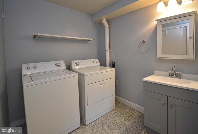 Building Photo - 132 Conarroe St