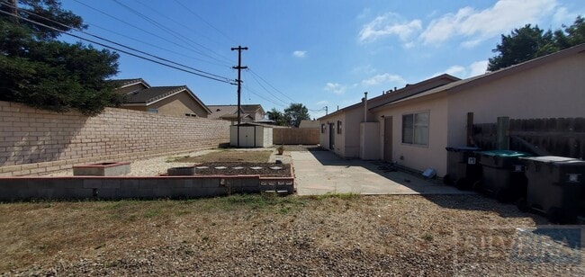 Building Photo - A Comfortable Home awaits the right Tenant!