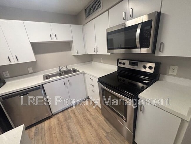 Building Photo - 390 Lake Placid Ct