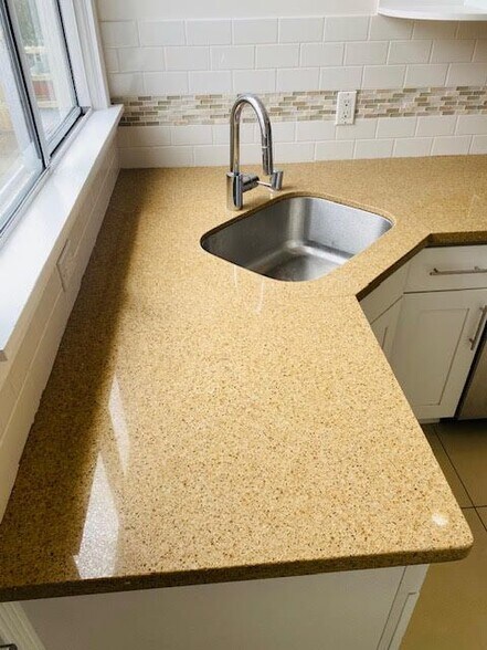 Building Photo - 550 43rd Ave