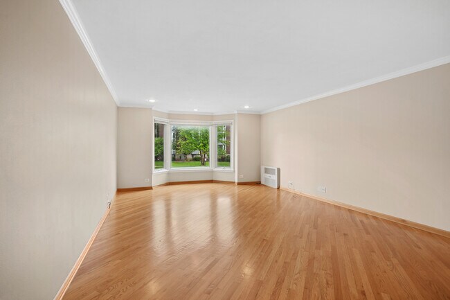 Building Photo - 400 Ascot Dr