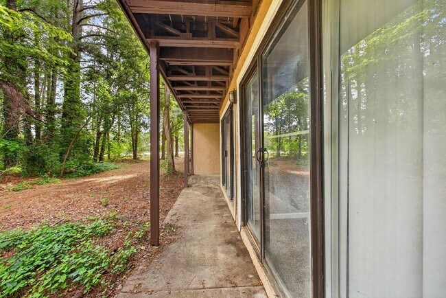 Building Photo - 3575 Oakvale Rd