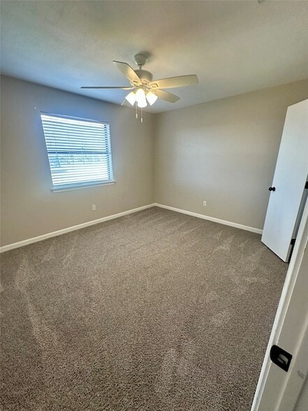 Building Photo - 127 Lori Dr