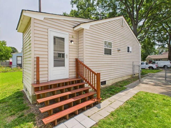 Building Photo - Cozy 2 Bedroom 1 Bathroom Ranch style Home...