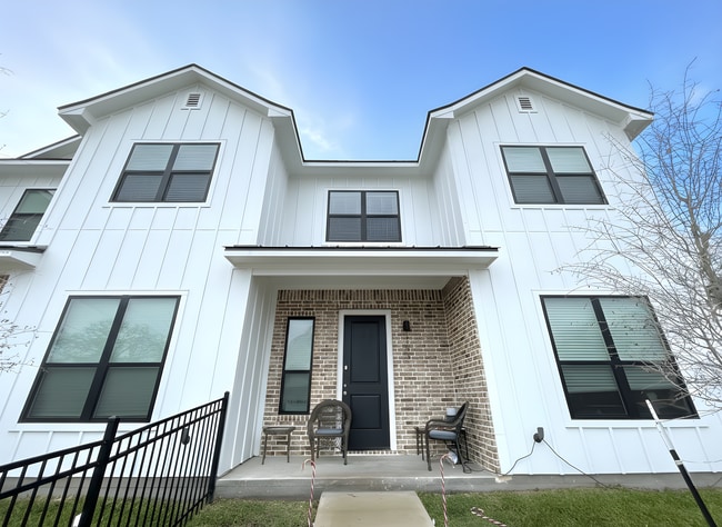 Building Photo - 201 Fairway Dr