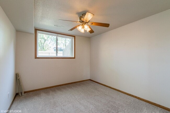 Building Photo - 3 Bedroom townhome, Open Now, garage, 2 bathrooms, W/D Etc.