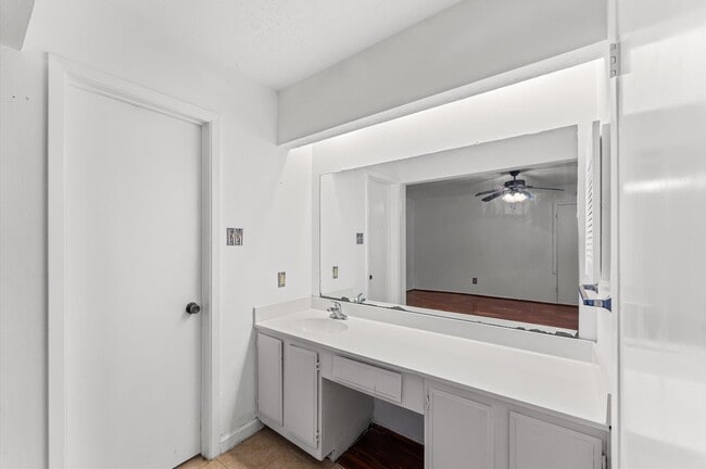 Building Photo - 1502 Ashmore Dr