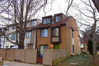 Building Photo - 3BD 2.5BA End Unit Townhome