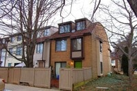 Building Photo - 3BD 2.5BA End Unit Townhome