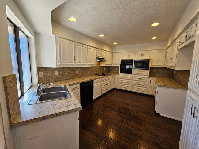 Building Photo - AVAILABLE NOW!