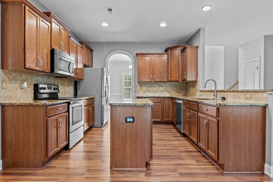 Building Photo - 768 Riverbirch Dr