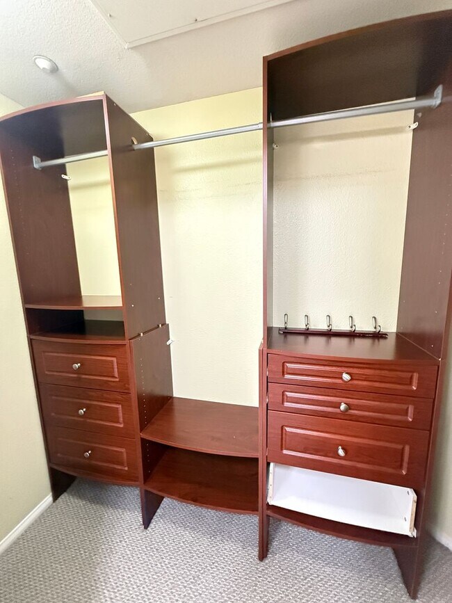 Building Photo - Great 2 bedroom unit upstairs nobody above you!