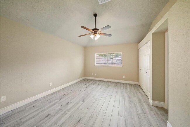 Building Photo - 2911 Parkwood Manor Dr