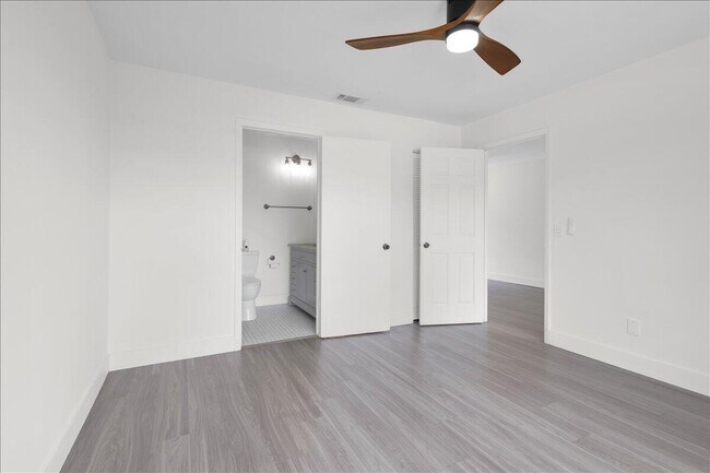 Building Photo - 841 NW Riverside Dr