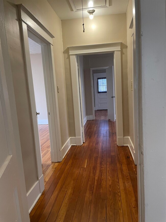 Building Photo - 2526 Yale Ave