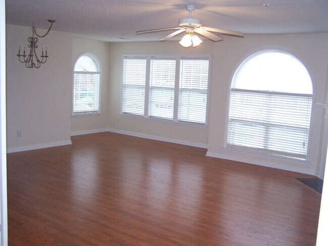 Building Photo - Minutes from WFU and Downtown Winston-Sale...