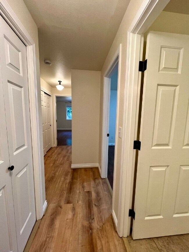 Building Photo - Renovated 3BD w/ Large Shop