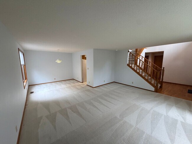 Building Photo - Wonderful 4 bedroom in desirable Hillsboro neighborhood.
