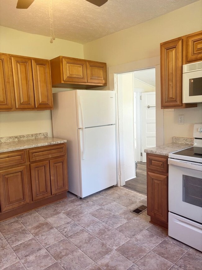 Building Photo - Maryville 37803 - 1 bedroom, 1 bath home  - Contact Jeremy Logan 865-307-2273