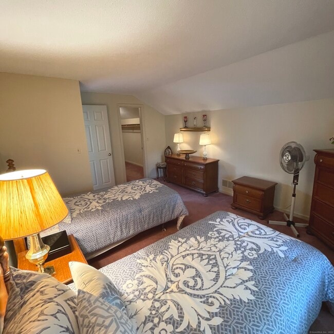 Building Photo - 697 South End Rd