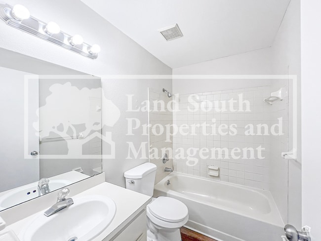 Building Photo - 250 Village View Ln