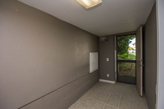 Building Photo - 3 Bedroom La Costa Home!