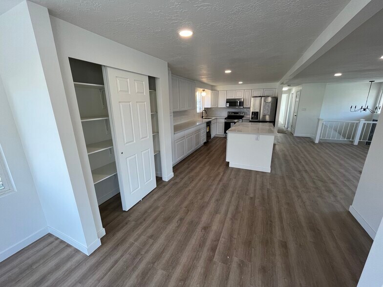 Building Photo - 1108 E 500 N
